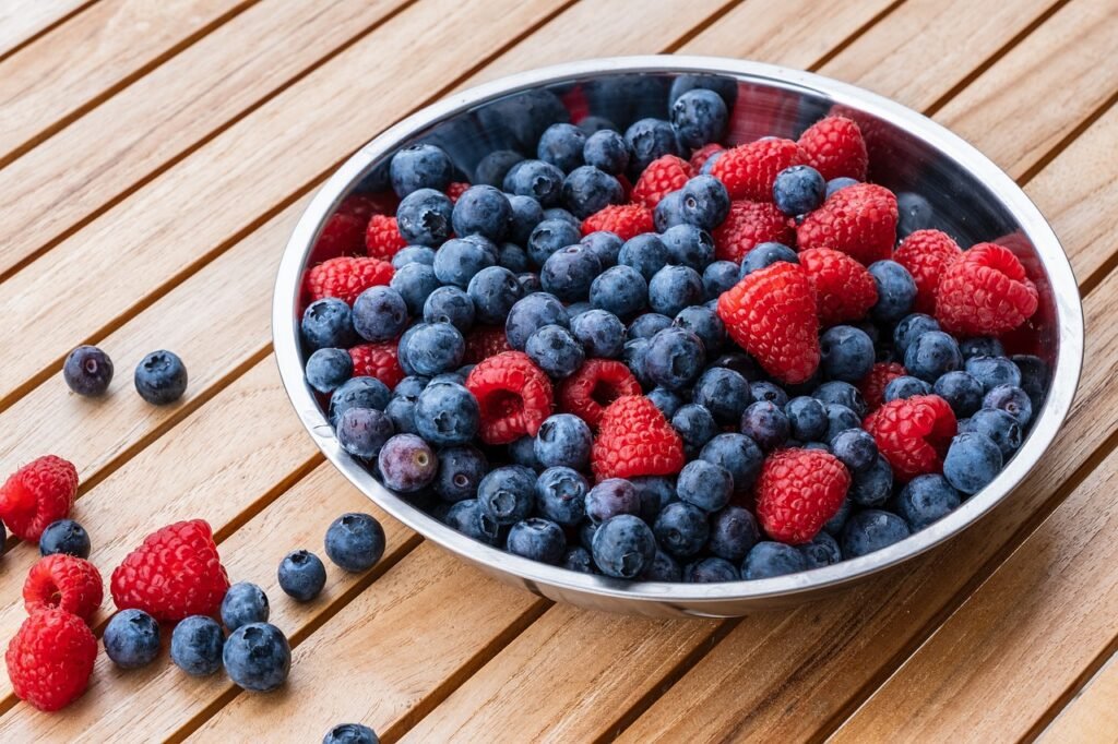 raspberries, blueberry, fruit-5163812.jpg