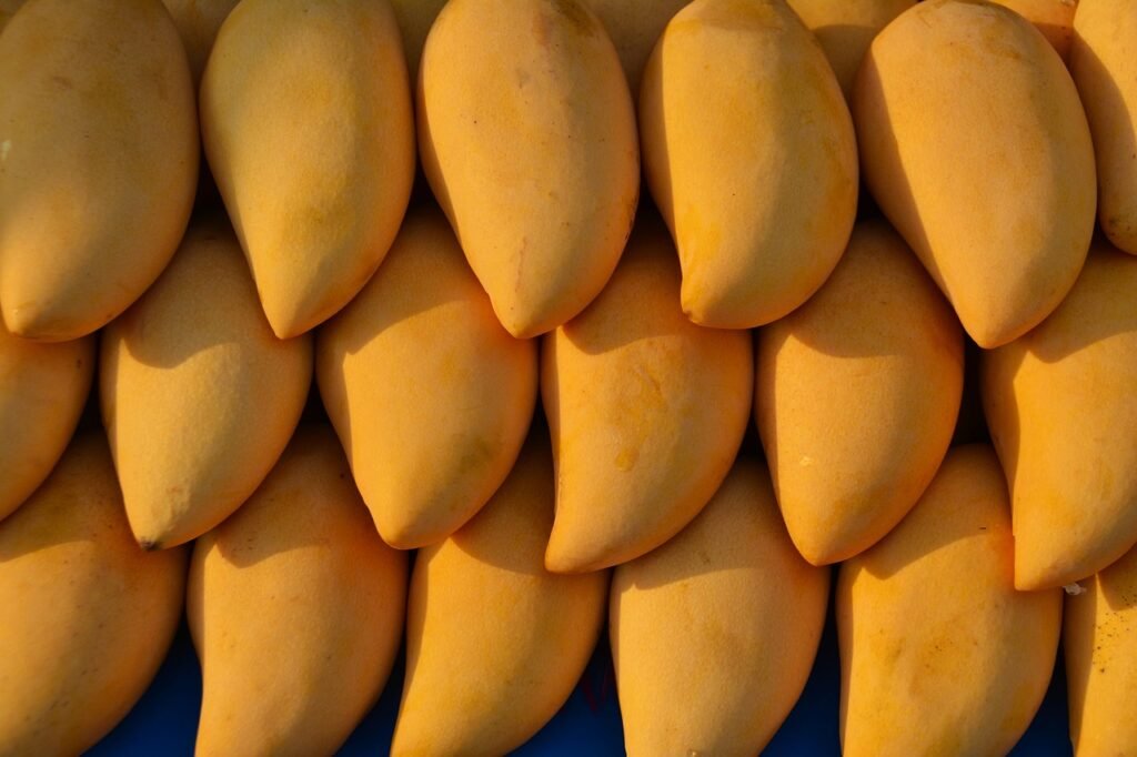 mangoes, fruit, mango-1320111.jpg